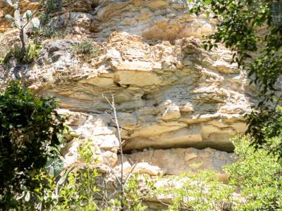 Il grande mensolone che notiamo in alto rappresenta la principale criticit� del sito: l'acqua continua a dissolvere la roccia alla base e il peso sovrastante, privato del giusto sostegno, � destinato a venire gi� per gravit�


